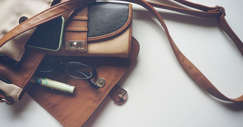 Style et passion : les accessoires mode indispensables pour les supportrices du football corse